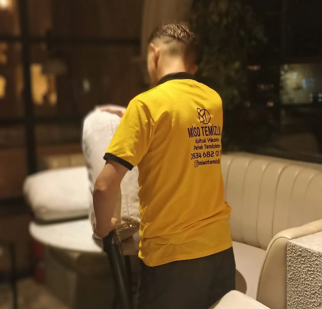 Miso Temizlik ekibinin koltuk temizliği yaptığı gerçek çalışma alanı